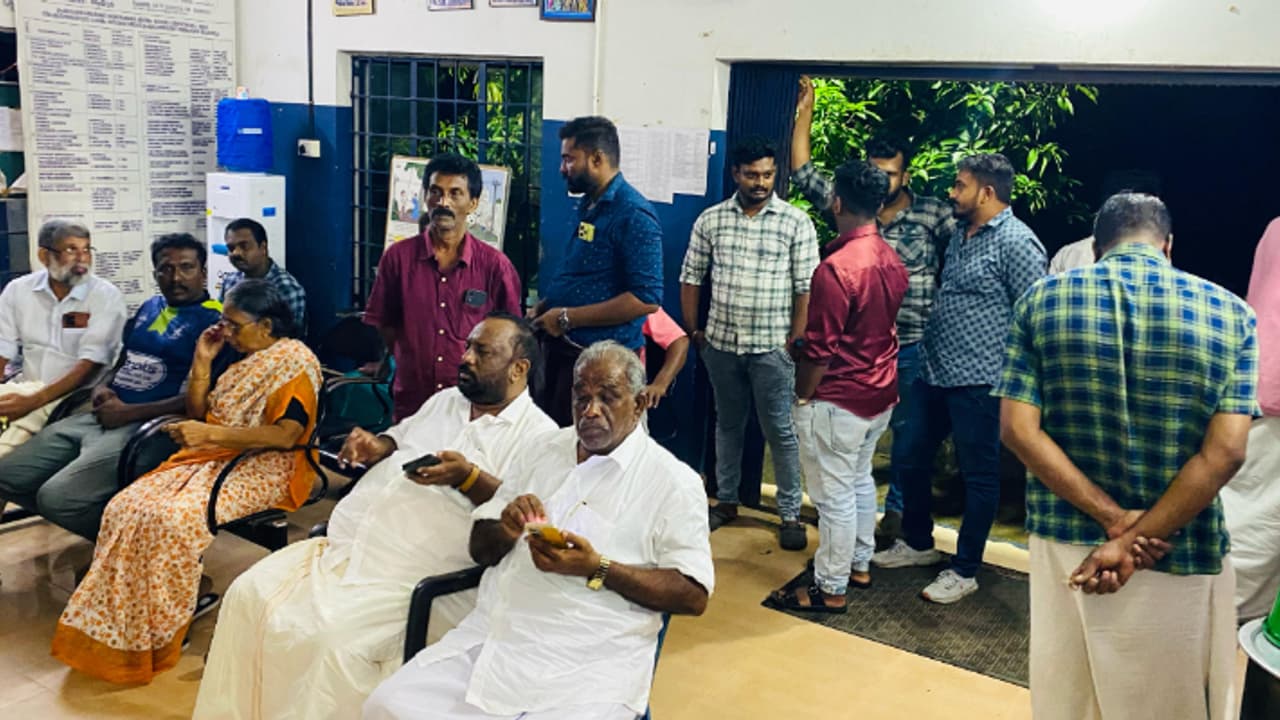 ഇളമാട് വൈദ്യുതി തകരാർ; പ്രതിഷേധിച്ച് ആയൂർ കെഎസ്ഇബി ഓഫീസിൽ നാട്ടുകാരുടെ പ്രതിഷേധം