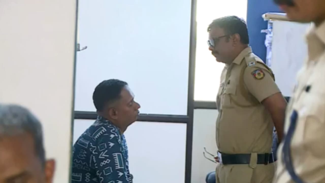 പൊലീസിനോട് പുതിയ വാദം, അതും ഏശിയില്ല, ജാമ്യം കൊടുത്തില്ല, ആറാട്ടണ്ണൻ അകത്ത്, അതിര് വിടുന്ന വ്ളോഗർമാർ ജാഗ്രത പൊലീസിനോട് പുതിയ വാദം, അതും ഏശിയില്ല, ജാമ്യം കൊടുത്തില്ല, ആറാട്ടണ്ണൻ അകത്ത്, അതിര് വിടുന്ന വ്ളോഗർമാർ ജാഗ്രത