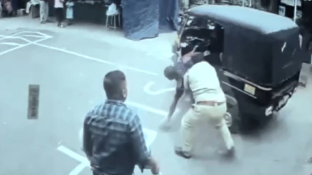 ഓടിക്കൊണ്ടിരുന്ന ഓട്ടോറിക്ഷ, അപ്രതീക്ഷിതമായി ഡ്രൈവറെ വലിച്ച് റോഡിലേക്കിട്ടു, വനംവകുപ്പ് ജീവനക്കാരനെതിരെ കേസ്