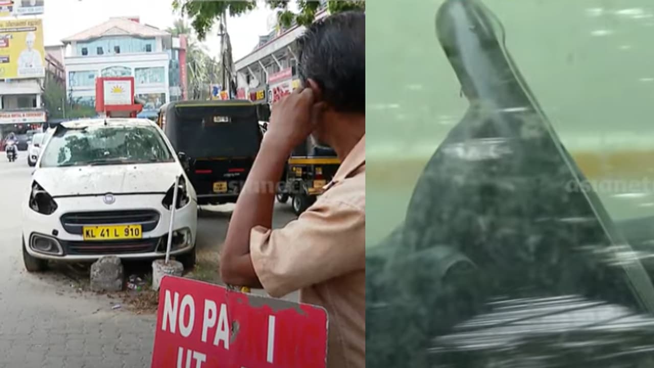 പാലാരിവട്ടത്തെ 'ദി കാർ'; റോഡിലെ വെറൈറ്റി ഡിവൈഡറെന്ന് ചിലർ, ഫിയറ്റിന്റെ പുൻഡോ, പൊല്ലാപ്പ് പിടിച്ച് നാട്ടുകാർ പാലാരിവട്ടത്തെ 'ദി കാർ'; റോഡിലെ വെറൈറ്റി ഡിവൈഡറെന്ന് ചിലർ, ഫിയറ്റിന്റെ പുൻഡോ, പൊല്ലാപ്പ് പിടിച്ച് നാട്ടുകാർ