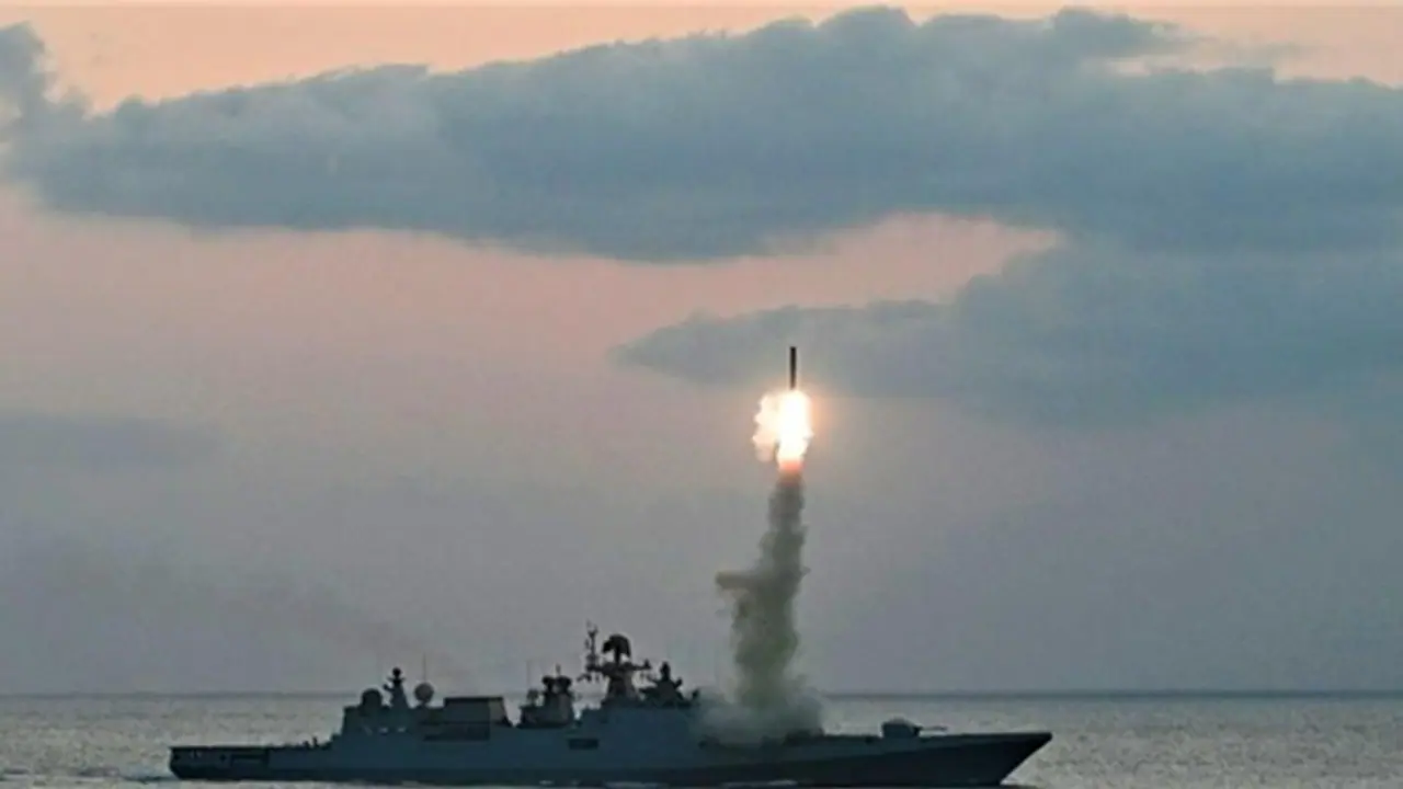 Indian Navy: గంటకు 3457 కి.మీలు దూసుకెళ్లే క్షిపణి.. ఇండియన్ నేవీకి శక్తివంతమైన అస్త్రం Indian Navy: గంటకు 3457 కి.మీలు దూసుకెళ్లే క్షిపణి.. ఇండియన్ నేవీకి శక్తివంతమైన అస్త్రం