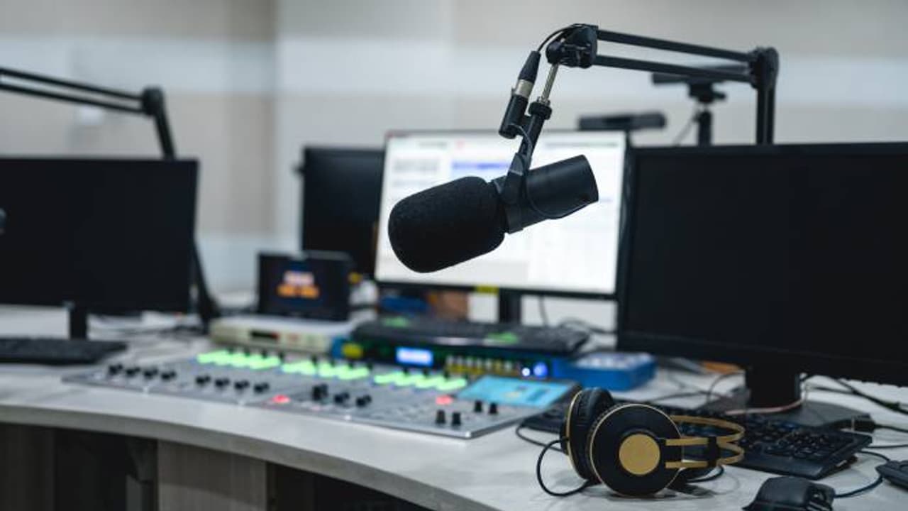 ആറുമാസമായി കേട്ടുകൊണ്ടിരിക്കുന്ന ശബ്ദം ആ അവതാരകന്റേതല്ല; എഐയുടേത്, റേഡിയോ സ്റ്റേഷനെതിരെ രൂക്ഷവിമർശനം