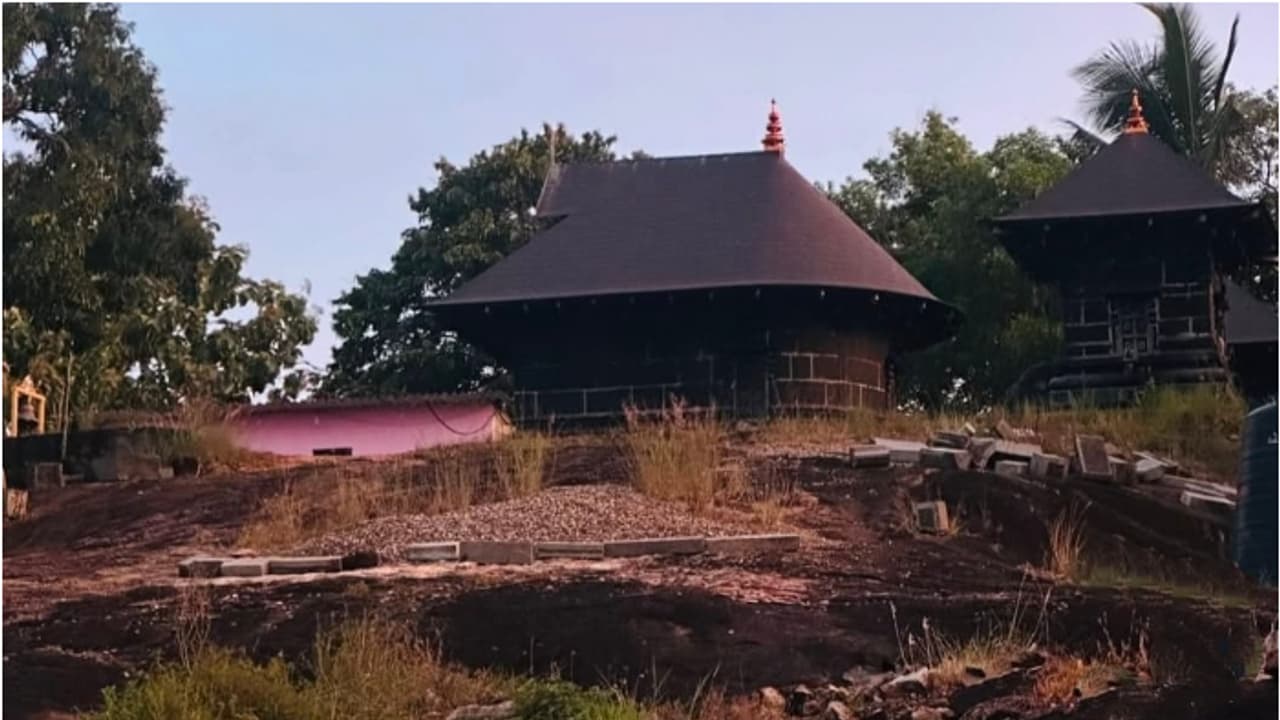 ക്ഷേത്രത്തിൽനിന്ന് 110 കിലോ ഭാരമുള്ള പഞ്ചലോഹ വിഗ്രഹവും വൈഡൂര്യ കല്ലുകളും കവര്ന്നു, മോഷ്ടാവ് അറസ്റ്റിൽ ക്ഷേത്രത്തിൽനിന്ന് 110 കിലോ ഭാരമുള്ള പഞ്ചലോഹ വിഗ്രഹവും വൈഡൂര്യ കല്ലുകളും കവര്ന്നു, മോഷ്ടാവ് അറസ്റ്റിൽ