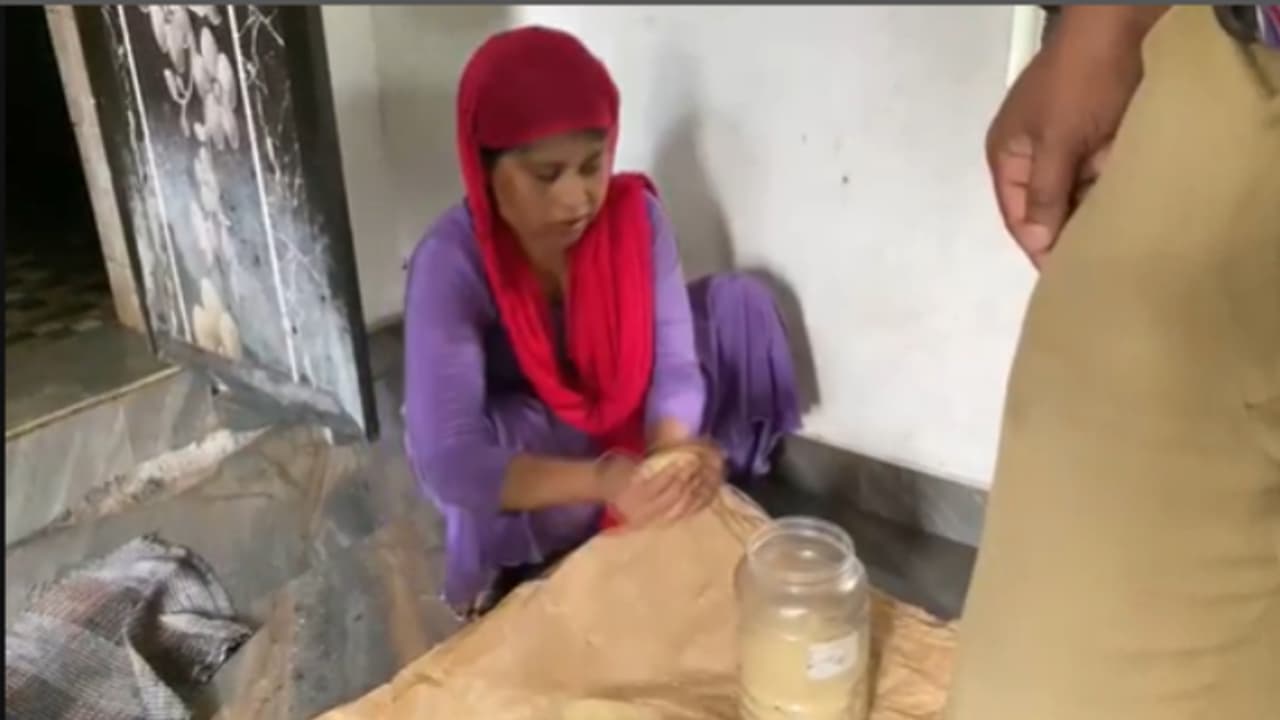 അരിയിൽ തിരയുന്നത് കല്ലല്ല, കോഴിക്കോട് കാരശ്ശേരിയിൽ അപ്രതീക്ഷിത പരിശോധന, അരി ഭരണിയിൽ കണ്ടെത്തിയത് ബ്രൗൺ ഷുഗര് അരിയിൽ തിരയുന്നത് കല്ലല്ല, കോഴിക്കോട് കാരശ്ശേരിയിൽ അപ്രതീക്ഷിത പരിശോധന, അരി ഭരണിയിൽ കണ്ടെത്തിയത് ബ്രൗൺ ഷുഗര്