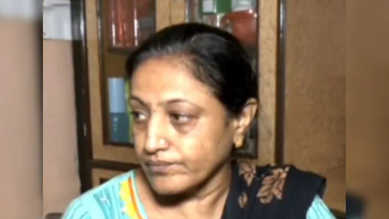 'പാക്കിസ്ഥാനിൽ എനിക്കാരുമില്ല, വന്നിട്ട് 35 വര്ഷമെങ്കിലും ആയി' തന്നെ തിരികെ അയക്കരുതെന്ന് അപേക്ഷിച്ച് സ്ത്രീ 'പാക്കിസ്ഥാനിൽ എനിക്കാരുമില്ല, വന്നിട്ട് 35 വര്ഷമെങ്കിലും ആയി' തന്നെ തിരികെ അയക്കരുതെന്ന് അപേക്ഷിച്ച് സ്ത്രീ