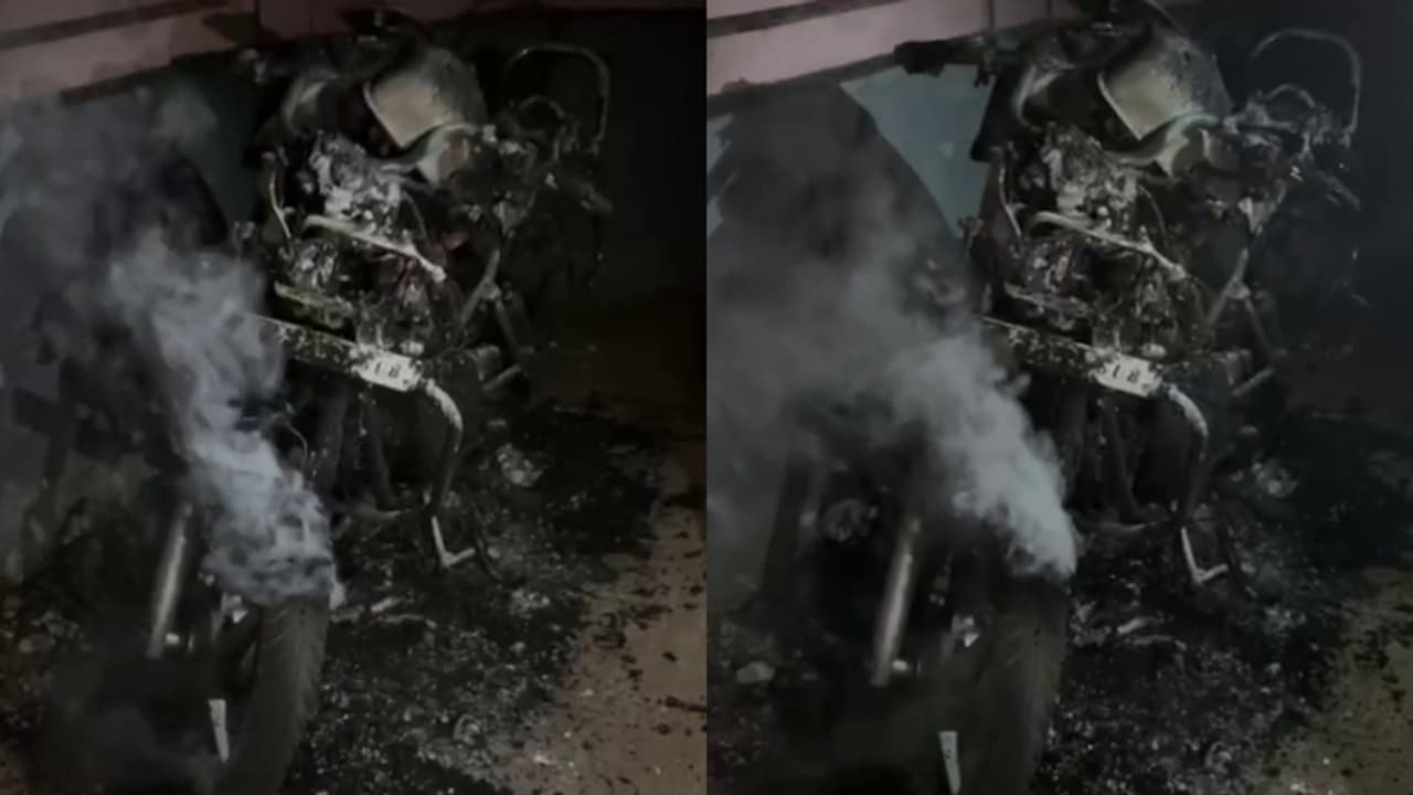 പാലക്കാട് കിഴക്കഞ്ചേരിയിൽ വീടിന് മുമ്പിൽ നിർത്തിയിട്ട ബൈക്ക് കത്തി നശിച്ച നിലയിൽ; അന്വേഷണം തുടങ്ങി പൊലീസ്