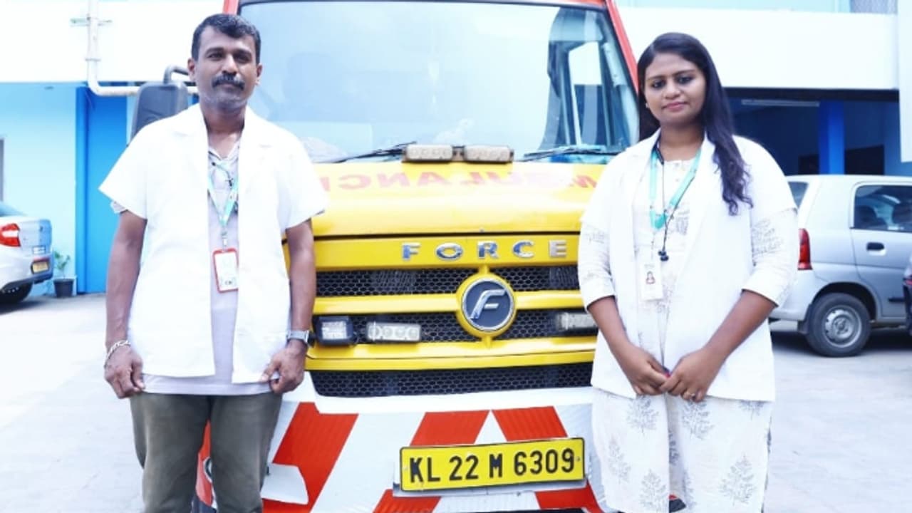 വഴിയരികിൽ പ്രസവിച്ച നാടോടി യുവതിക്കും കുഞ്ഞിനും രക്ഷകരായി കനിവ് ആംബുലൻസ് ജീവനക്കാർ വഴിയരികിൽ പ്രസവിച്ച നാടോടി യുവതിക്കും കുഞ്ഞിനും രക്ഷകരായി കനിവ് ആംബുലൻസ് ജീവനക്കാർ