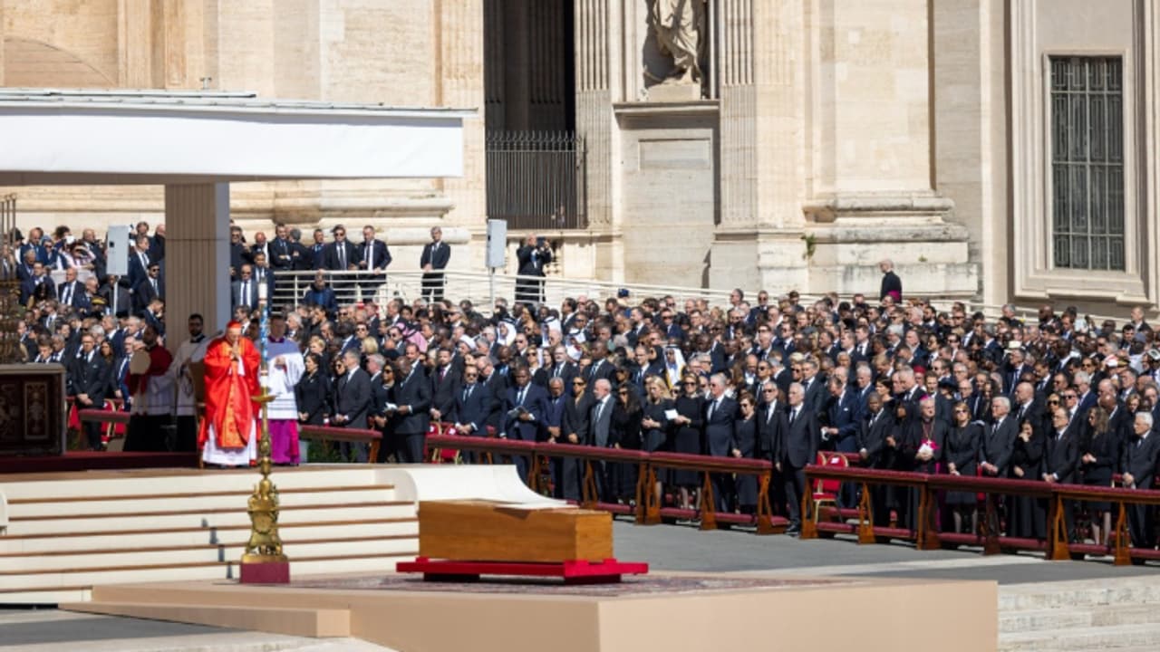 മാ​ർ​പാ​പ്പ​യു​ടെ വിയോ​ഗം, അമീറിന്റെ അനുശോചനം റോമൻ കത്തോലിക്കാ സഭ കർദ്ദിനാളിനെ അറിയിച്ച് ഖത്തർ പ്രധാനമന്ത്രി