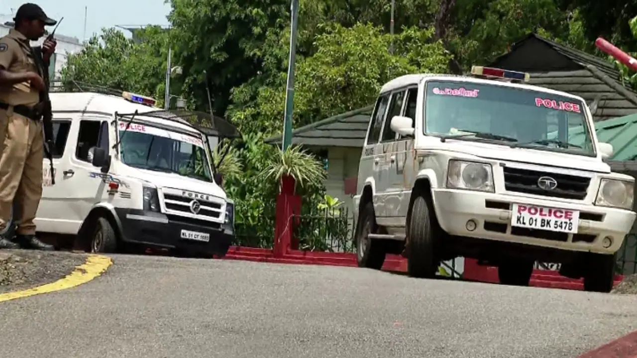 മുഖ്യമന്ത്രിയുടെ ഓഫീസിലും ക്ലിഫ് ഹൗസിലും ബോംബ് ഭീഷണി; സന്ദേശമെത്തിയത് ധനകാര്യസെക്രട്ടറിയുടെ ഇ മെയിലേക്ക് മുഖ്യമന്ത്രിയുടെ ഓഫീസിലും ക്ലിഫ് ഹൗസിലും ബോംബ് ഭീഷണി; സന്ദേശമെത്തിയത് ധനകാര്യസെക്രട്ടറിയുടെ ഇ മെയിലേക്ക്