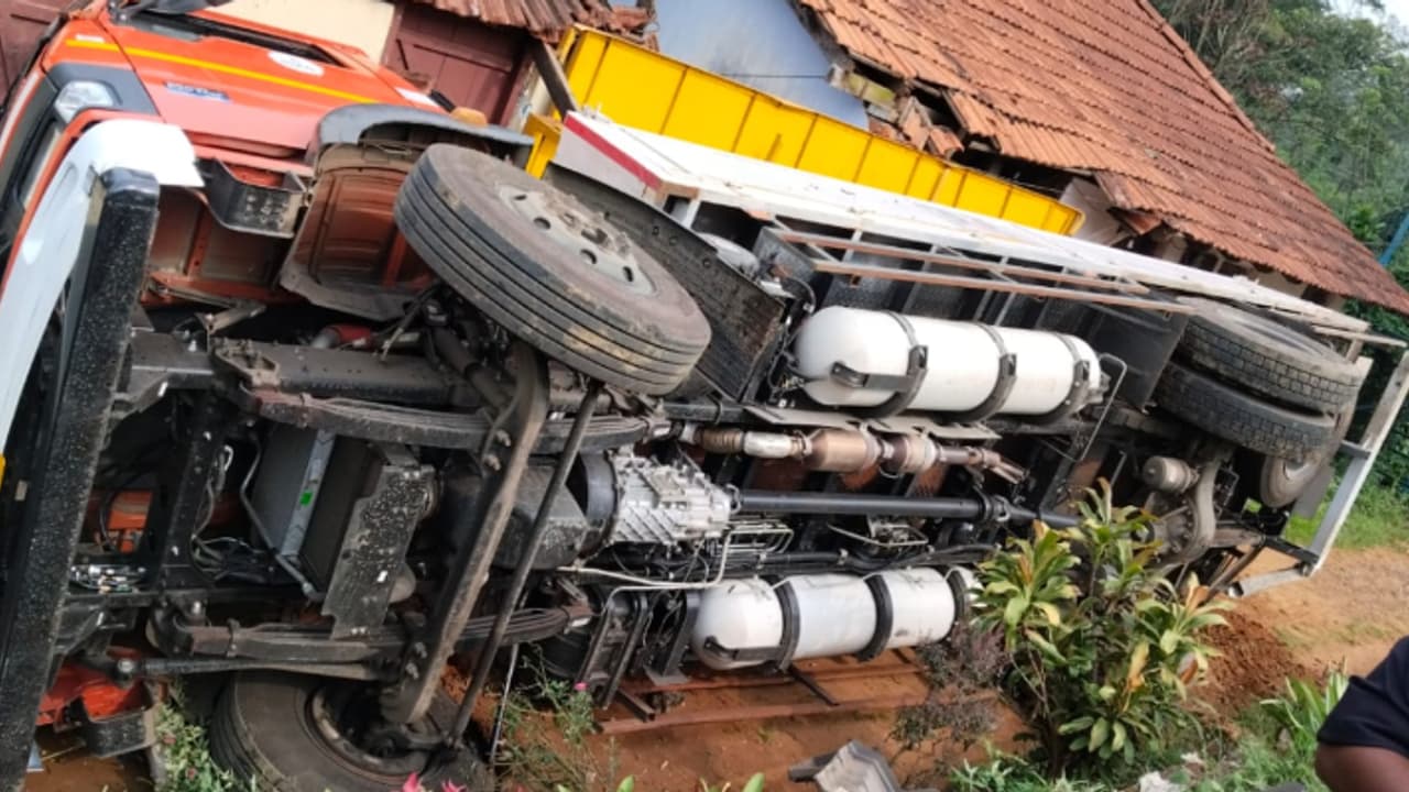 വയനാട്ടിൽ സിഎൻജി സിലിണ്ടറുകളുമായി പോയ അദാനി ഗ്യാസിന്റെ ലോറി മറിഞ്ഞു; എസ്റ്റേറ്റ് പാടി തകർന്നു, ആളപായമില്ല വയനാട്ടിൽ സിഎൻജി സിലിണ്ടറുകളുമായി പോയ അദാനി ഗ്യാസിന്റെ ലോറി മറിഞ്ഞു; എസ്റ്റേറ്റ് പാടി തകർന്നു, ആളപായമില്ല