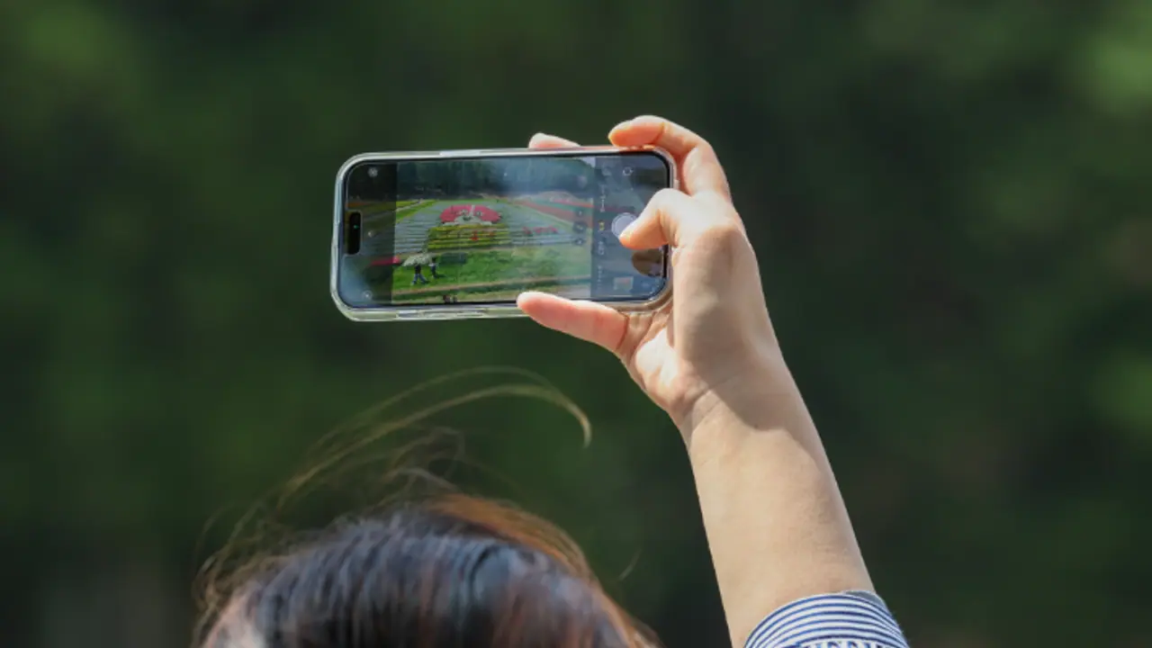 ಬಾಯ್‌ಫ್ರೆಂಡ್‌ನನ್ನು ಖುಷಿಪಡಿಸಲು, ವಿದ್ಯಾರ್ಥಿನಿಯರ ನಗ್ನ ವಿಡಿಯೋ ಕಳಿಸ್ತಿದ್ದ ಯುವತಿ