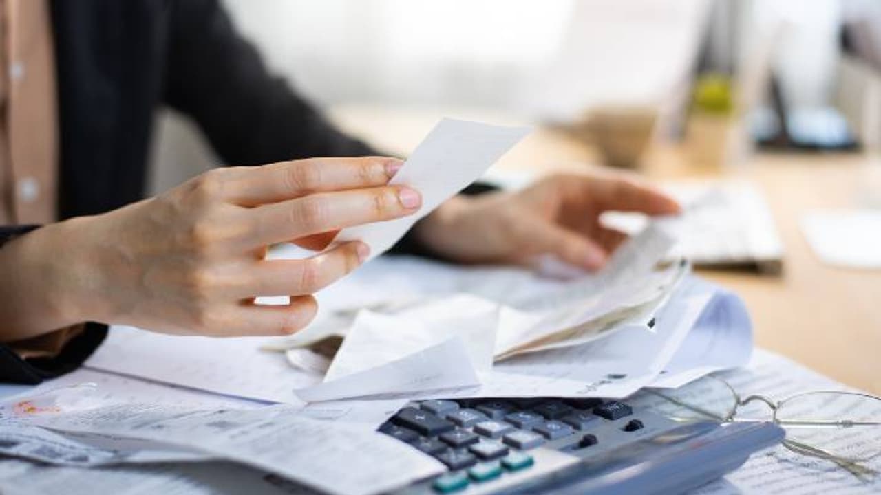 മാസം നാലോ അഞ്ചോ ലക്ഷം രൂപയെങ്കിലും ഇല്ലാതെ ഈ നഗരത്തിൽ ജീവിക്കാനാവില്ല; ചർച്ചയായി പോസ്റ്റ് മാസം നാലോ അഞ്ചോ ലക്ഷം രൂപയെങ്കിലും ഇല്ലാതെ ഈ നഗരത്തിൽ ജീവിക്കാനാവില്ല; ചർച്ചയായി പോസ്റ്റ്