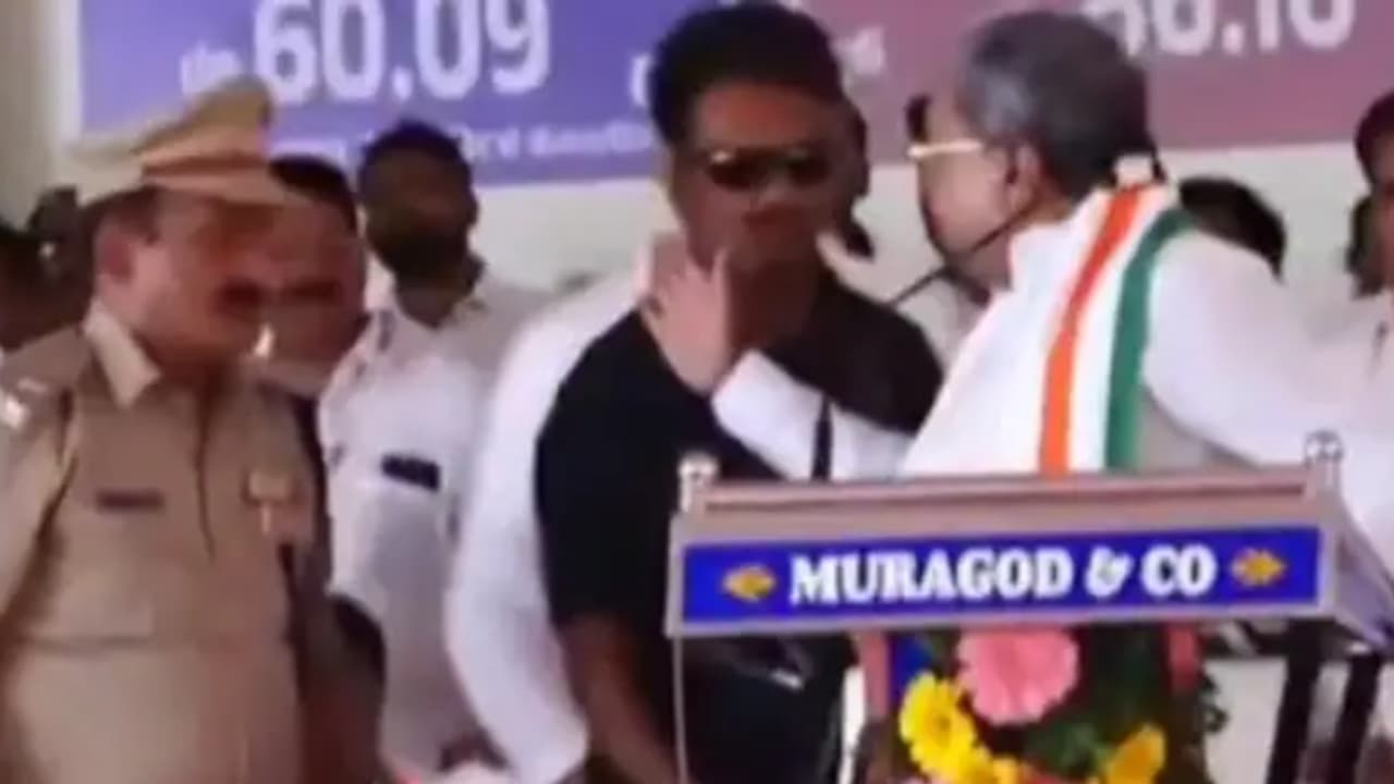 പ്രതിഷേധം കണ്ട് കുപിതനായി സിദ്ദരാമയ്യ; പൊലീസ് ഉദ്യോഗസ്ഥനെ അടിക്കാൻ കയ്യോങ്ങി; തടഞ്ഞ് കോൺഗ്രസ് നേതാക്കൾ പ്രതിഷേധം കണ്ട് കുപിതനായി സിദ്ദരാമയ്യ; പൊലീസ് ഉദ്യോഗസ്ഥനെ അടിക്കാൻ കയ്യോങ്ങി; തടഞ്ഞ് കോൺഗ്രസ് നേതാക്കൾ