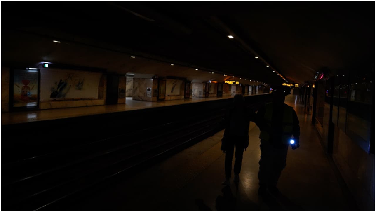 സ്പെയിനും പോർച്ചുഗലും മണിക്കൂറുകളായി ഇരുട്ടിൽ, വ്യാപകമായി വൈദ്യുതി മുടങ്ങി; മെട്രോ, ട്രെയിൻ സർവീസുകൾ നിലച്ചു