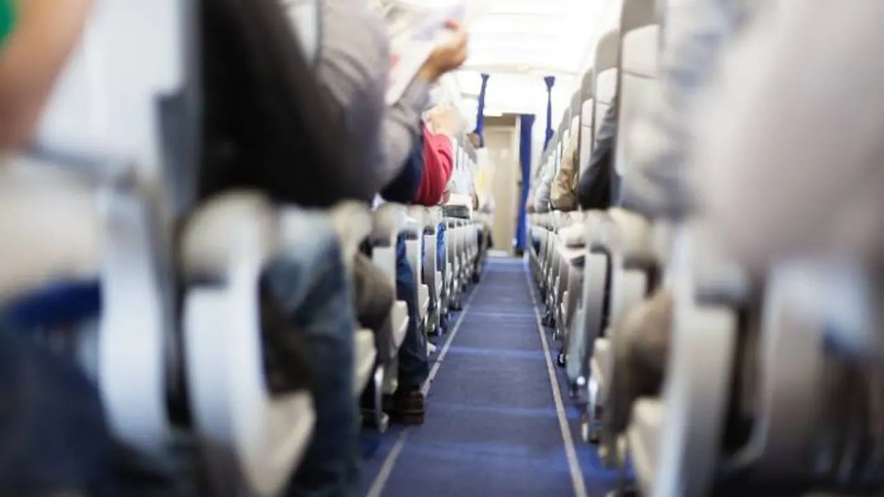 വിമാനം പറന്നുയർന്ന ഉടനെ അടുത്തിരുന്ന യാത്രക്കാരനെ ചുംബിക്കാൻ യുവതിയുടെ ശ്രമം; തടഞ്ഞപ്പോൾ പരക്കെ അക്രമം