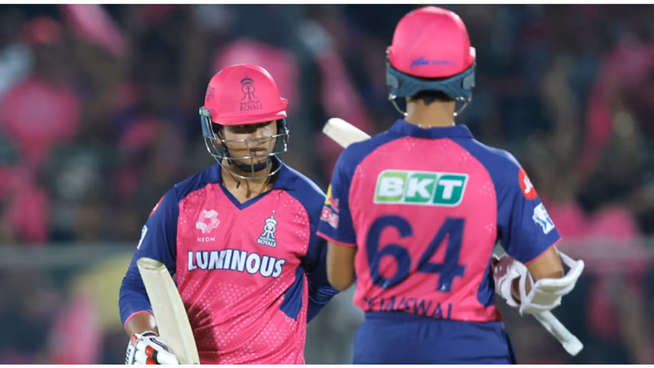 പവർ പ്ലേയിൽ വെടിക്കെട്ട് തീർത്ത് വൈഭവ്, 14കാരന്റെ മുന്നിൽ വിറച്ച് ഗുജറാത്ത്; രാജസ്ഥാന് തകർപ്പൻ തുടക്കം പവർ പ്ലേയിൽ വെടിക്കെട്ട് തീർത്ത് വൈഭവ്, 14കാരന്റെ മുന്നിൽ വിറച്ച് ഗുജറാത്ത്; രാജസ്ഥാന് തകർപ്പൻ തുടക്കം