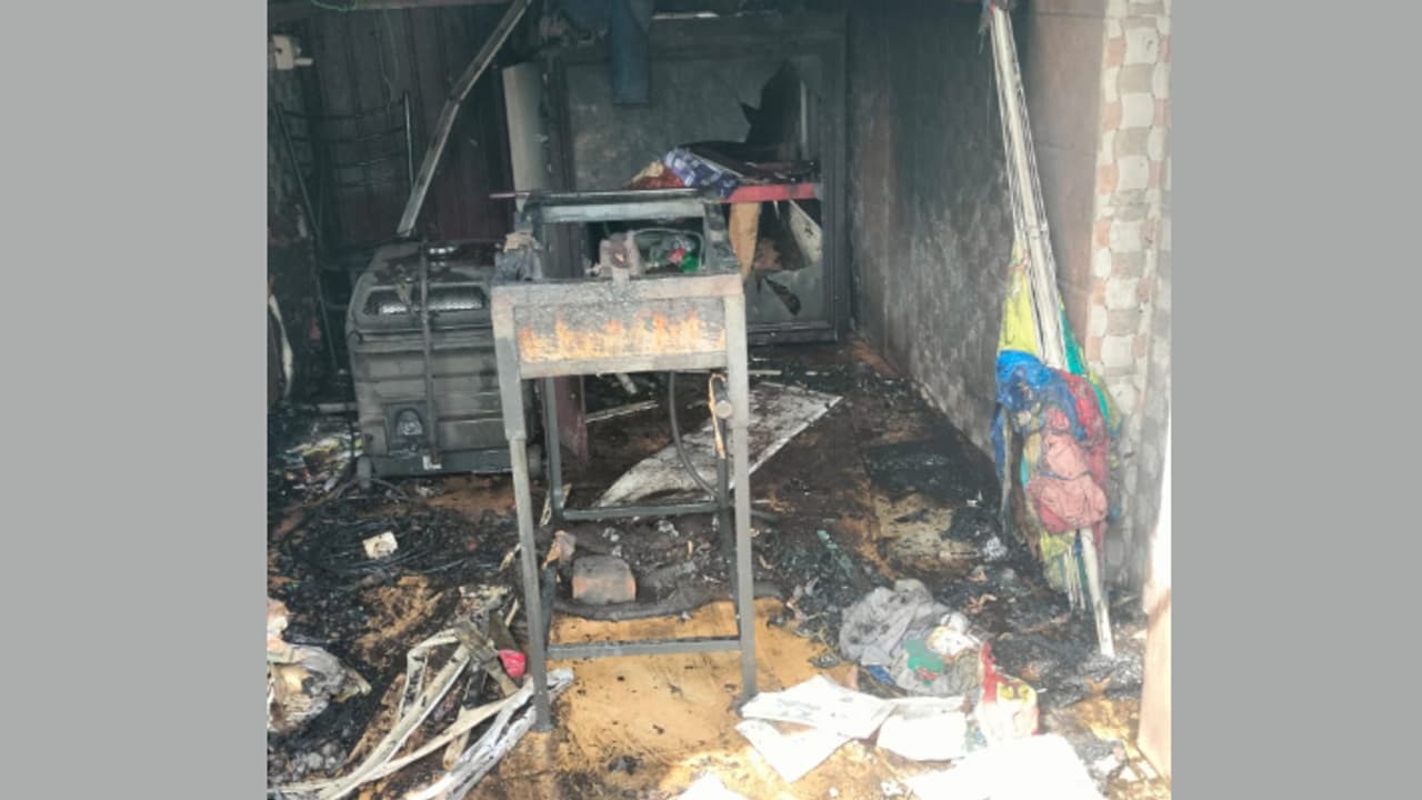 പത്തനംതിട്ടയിൽ ദോശക്കല്ല് മിനുസപ്പെടുത്തുന്നതിനിടെ തീപ്പൊരി വീണ് പടക്ക കട കത്തി പത്തനംതിട്ടയിൽ ദോശക്കല്ല് മിനുസപ്പെടുത്തുന്നതിനിടെ തീപ്പൊരി വീണ് പടക്ക കട കത്തി