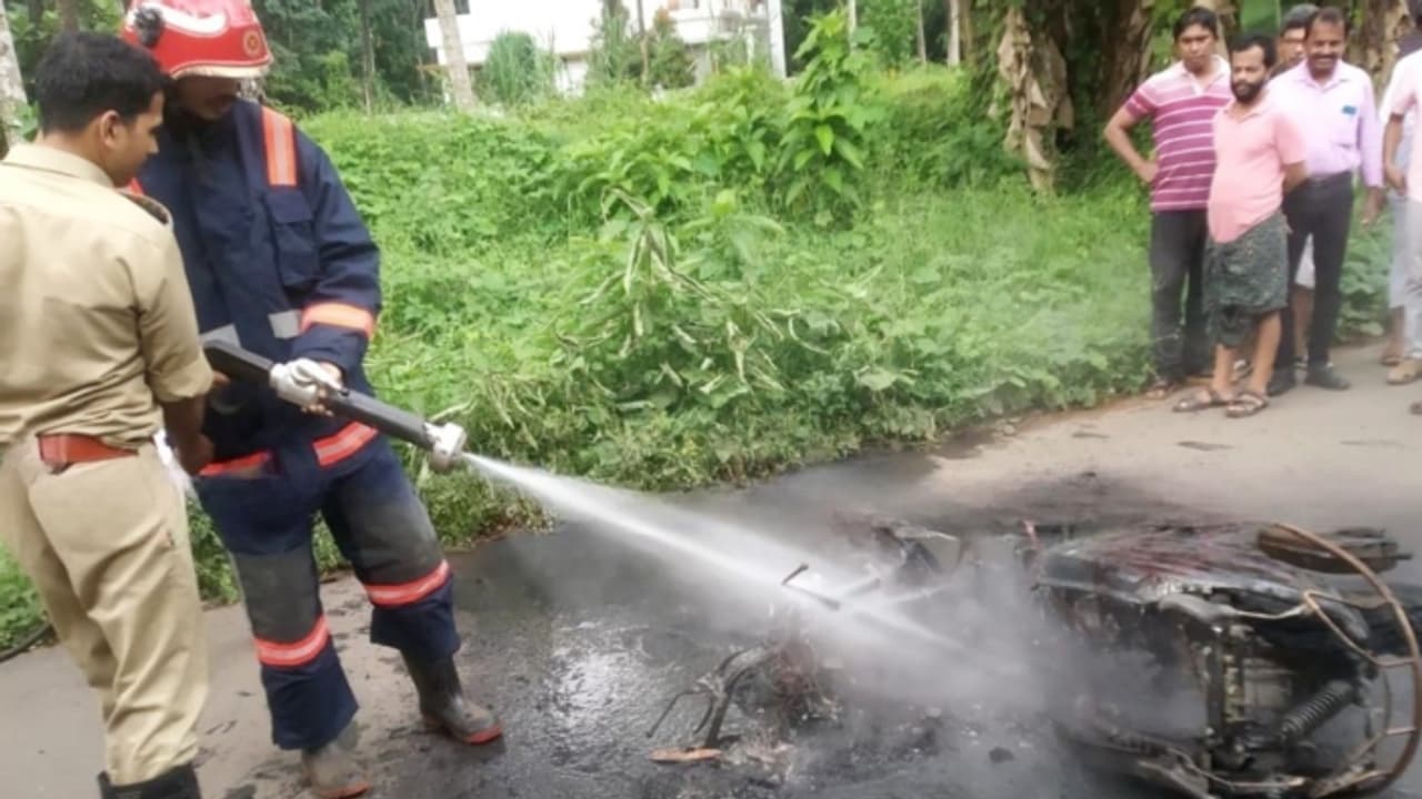 ഓടുന്ന വണ്ടി പെട്ടെന്ന് ഓഫായി, സ്റ്റാർട്ട് ചെയ്ത് ഓടിക്കുന്നതിനിടെ തീപിടിത്തം; അത്ഭുതകരമായി രക്ഷപ്പെട്ടു ഓടുന്ന വണ്ടി പെട്ടെന്ന് ഓഫായി, സ്റ്റാർട്ട് ചെയ്ത് ഓടിക്കുന്നതിനിടെ തീപിടിത്തം; അത്ഭുതകരമായി രക്ഷപ്പെട്ടു