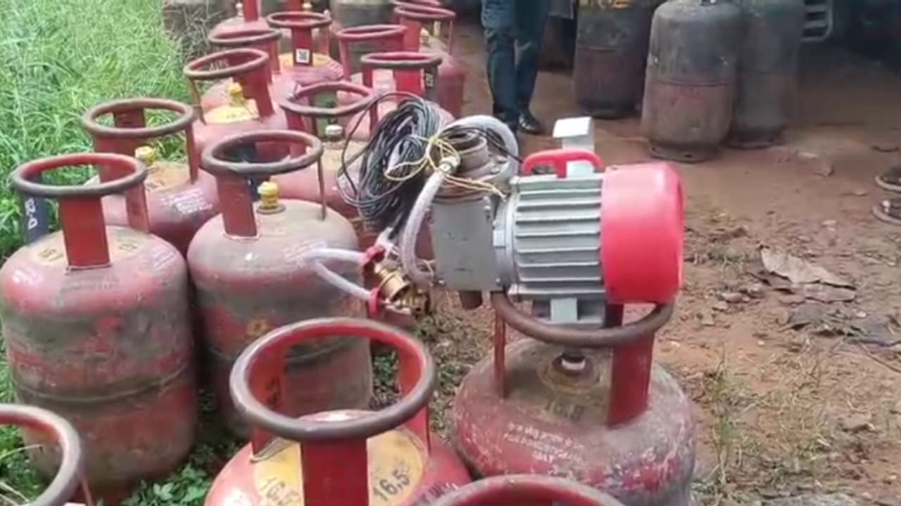 വാടക വീട്ടിൽ സപ്ലൈ ഓഫീസറും സംഘവുമെത്തി, പരിശോധനയിൽ കണ്ടത് 53 ഗ്യാസ് സിലിണ്ടറുകൾ, റീഫിൽ മെഷീൻ, പിടിച്ചെടുത്തു