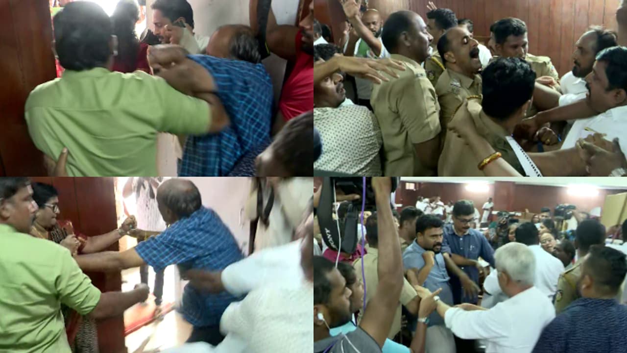 ഹെഡ്ഗേവാര് വിവാദം; പാലക്കാട് നഗരസഭയിൽ സംഘര്ഷം, നാടകീയ രംഗങ്ങള്, കൗണ്സിലർമാർ കുഴഞ്ഞുവീണു, പരിക്ക് ഹെഡ്ഗേവാര് വിവാദം; പാലക്കാട് നഗരസഭയിൽ സംഘര്ഷം, നാടകീയ രംഗങ്ങള്, കൗണ്സിലർമാർ കുഴഞ്ഞുവീണു, പരിക്ക്