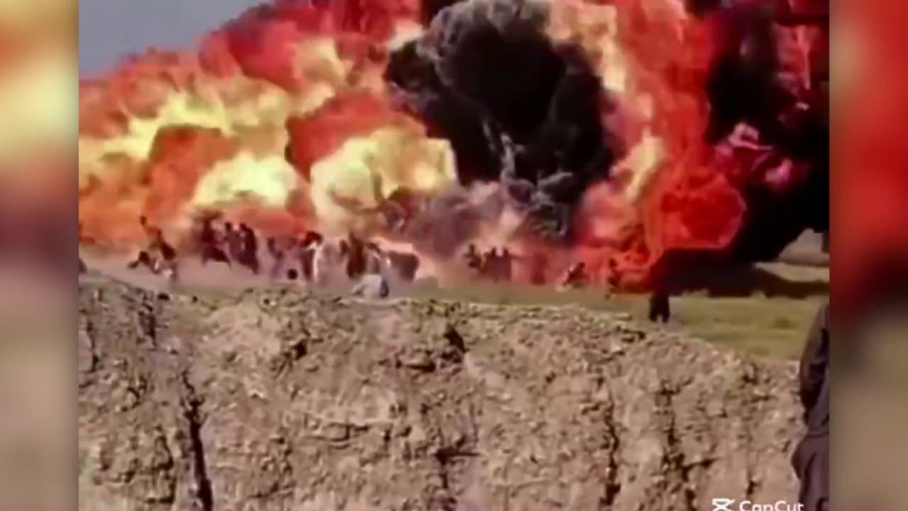 പാകിസ്ഥാനിൽ ഉഗ്രസ്ഫോടനത്തോടെ ഇന്ധന ട്രക്ക് പൊട്ടിത്തെറിച്ചു; ഒരാള് മരിച്ചു, 60ലധികം പേർക്ക് ഗുരുതര പരിക്ക് പാകിസ്ഥാനിൽ ഉഗ്രസ്ഫോടനത്തോടെ ഇന്ധന ട്രക്ക് പൊട്ടിത്തെറിച്ചു; ഒരാള് മരിച്ചു, 60ലധികം പേർക്ക് ഗുരുതര പരിക്ക്