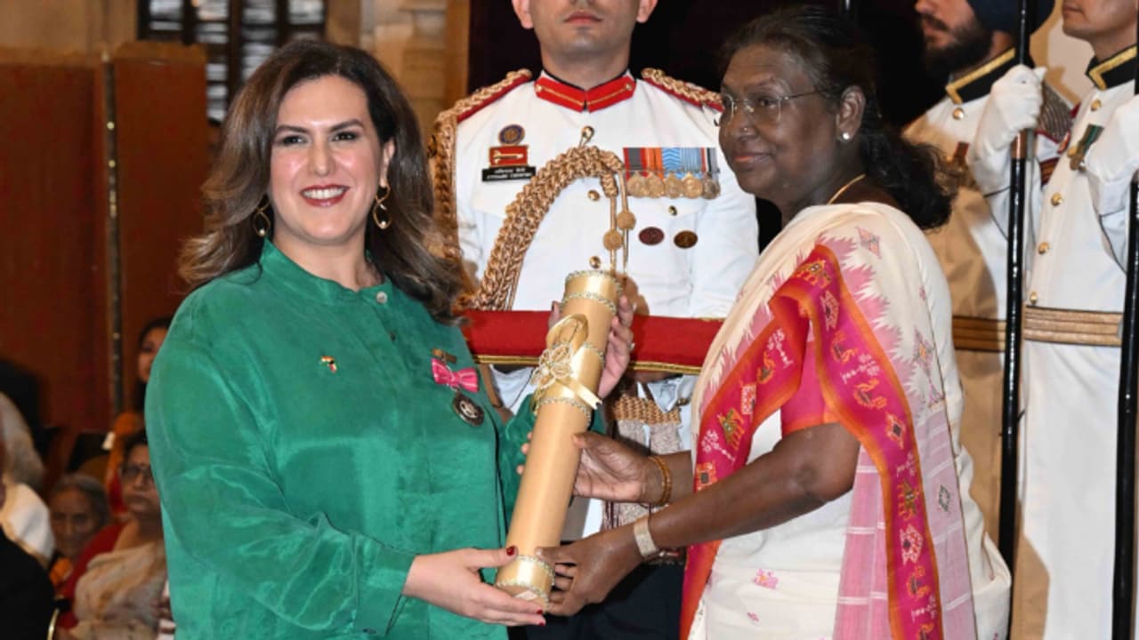 കുവൈത്ത് രാജകുടുംബാംഗത്തിന് പത്മശ്രീ, ഷെയ്ഖ അലി അൽ ജാബർ അൽ സബാഹിന് പുരസ്കാരം സമ്മാനിച്ച് ഇന്ത്യൻ രാഷ്ട്രപതി കുവൈത്ത് രാജകുടുംബാംഗത്തിന് പത്മശ്രീ, ഷെയ്ഖ അലി അൽ ജാബർ അൽ സബാഹിന് പുരസ്കാരം സമ്മാനിച്ച് ഇന്ത്യൻ രാഷ്ട്രപതി