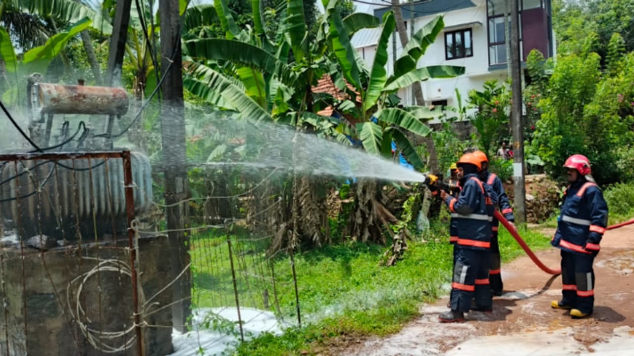 ആറ്റിങ്ങലിൽ കെഎസ്ഇബി ട്രാൻസ്ഫോമറിൽ തീ, പുകയുയർന്നതോടെ പൊട്ടിത്തെറി ഭയന്ന് നാട്ടുകാർ, രക്ഷകരായി അഗ്നിരക്ഷാസേന