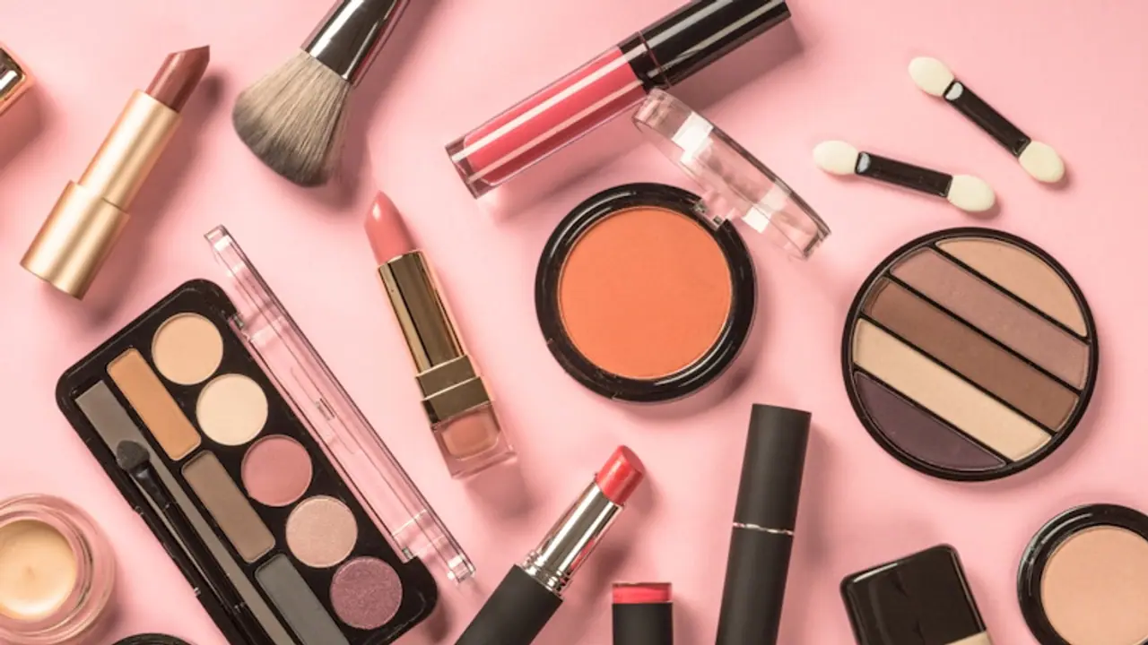 മേക്കപ്പ് അമിതമായാൽ പ്രശ്നമാണ് , കാരണം ഇതാണ് 