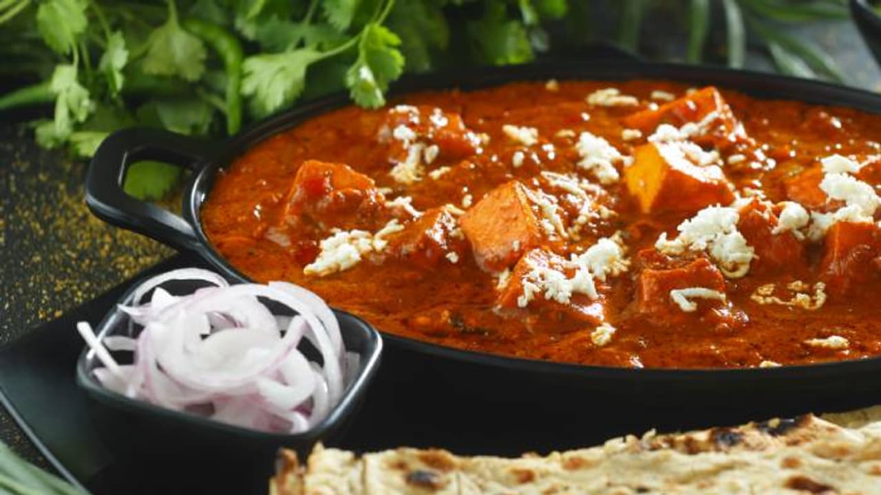 പനീർ കിട്ടിയില്ല, വിവാഹവേദിയിലേക്ക് മിനിബസിടിച്ച് കയറ്റി, എട്ടുപേർക്ക് പരിക്ക്, മൂന്നുലക്ഷത്തിന്റെ നഷ്ടം