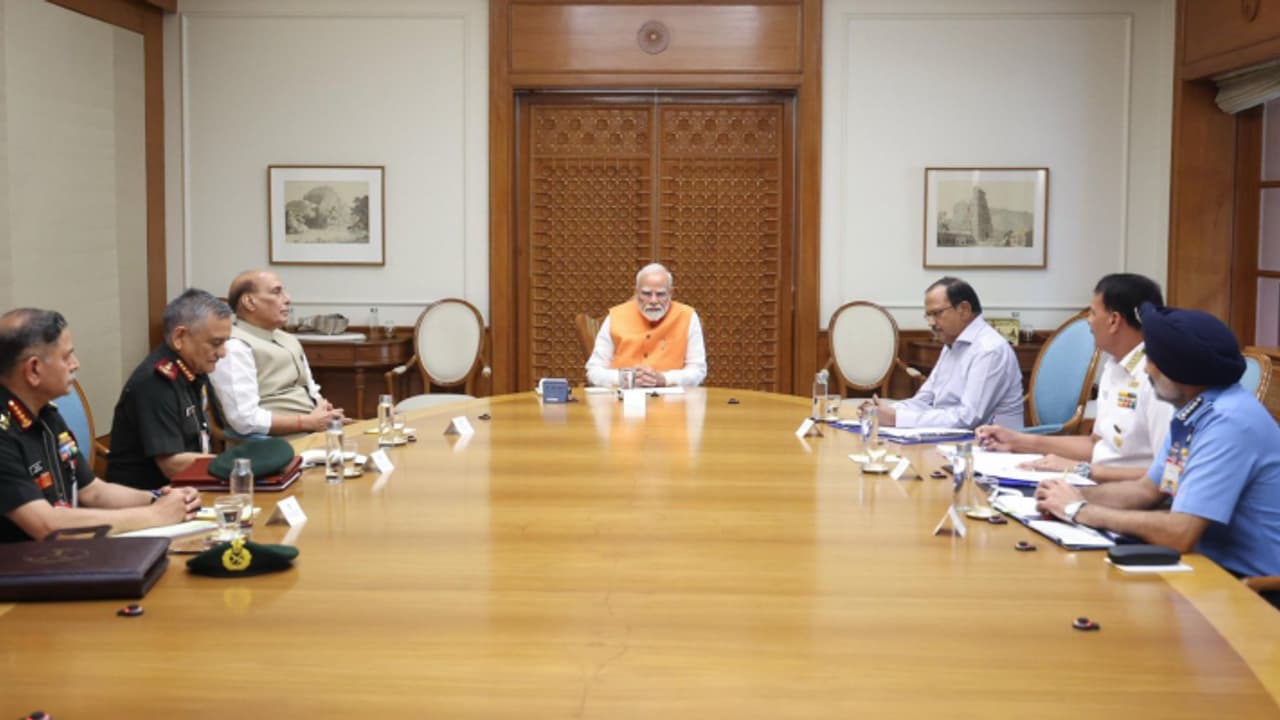 പ്രധാനമന്ത്രിയുടെ ദില്ലിയിലെ വസതിയിൽ നിർണായക യോഗം; സൈനിക മേധാവിമാരും പ്രതിരോധ മന്ത്രിയും പങ്കെടുക്കുന്നു