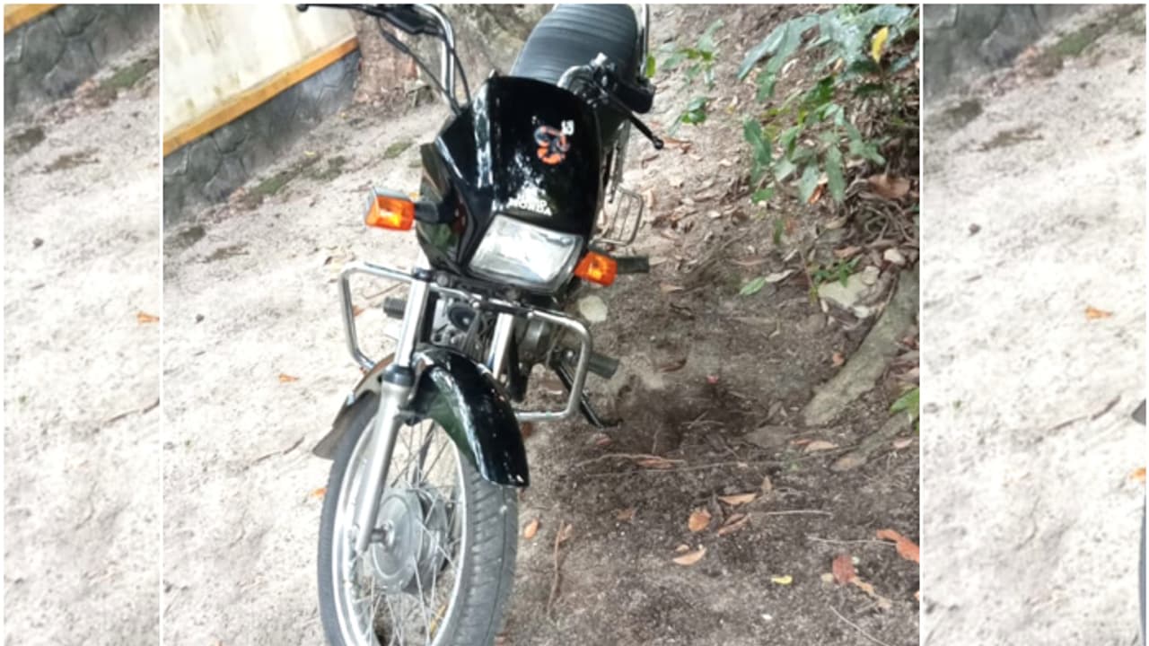 കാവിനുള്ളിൽ ബൈക്ക് എടുക്കാൻ വന്ന യുവാക്കൾ; നാട്ടുകാര് ചോദിച്ചപ്പോൾ ഉരുണ്ടുകളിയും തട്ടിക്കയറലും, സംഭവം മോഷണം കാവിനുള്ളിൽ ബൈക്ക് എടുക്കാൻ വന്ന യുവാക്കൾ; നാട്ടുകാര് ചോദിച്ചപ്പോൾ ഉരുണ്ടുകളിയും തട്ടിക്കയറലും, സംഭവം മോഷണം