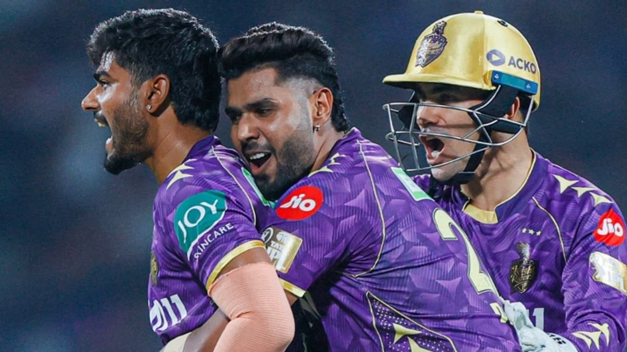 ഡല്ഹിക്ക് ഇരട്ടപ്രഹരം, അടിച്ചുകേറി ഡൂപ്ലെസിസ്; പവര്പ്ലേ തൂക്കി കൊല്ക്കത്ത ഡല്ഹിക്ക് ഇരട്ടപ്രഹരം, അടിച്ചുകേറി ഡൂപ്ലെസിസ്; പവര്പ്ലേ തൂക്കി കൊല്ക്കത്ത