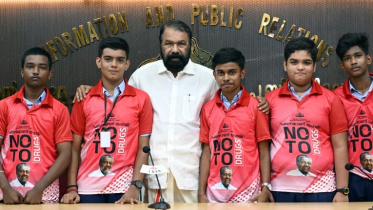 കുട്ടികളുടെ സൂംബയ്ക്ക് മുഖ്യമന്ത്രിയുടെ ചിത്രം പതിച്ച ടീഷർട്ട്; പ്രതിഷേധവുമായി കോൺഗ്രസ് അധ്യാപക സംഘടന, വിവാദം കുട്ടികളുടെ സൂംബയ്ക്ക് മുഖ്യമന്ത്രിയുടെ ചിത്രം പതിച്ച ടീഷർട്ട്; പ്രതിഷേധവുമായി കോൺഗ്രസ് അധ്യാപക സംഘടന, വിവാദം