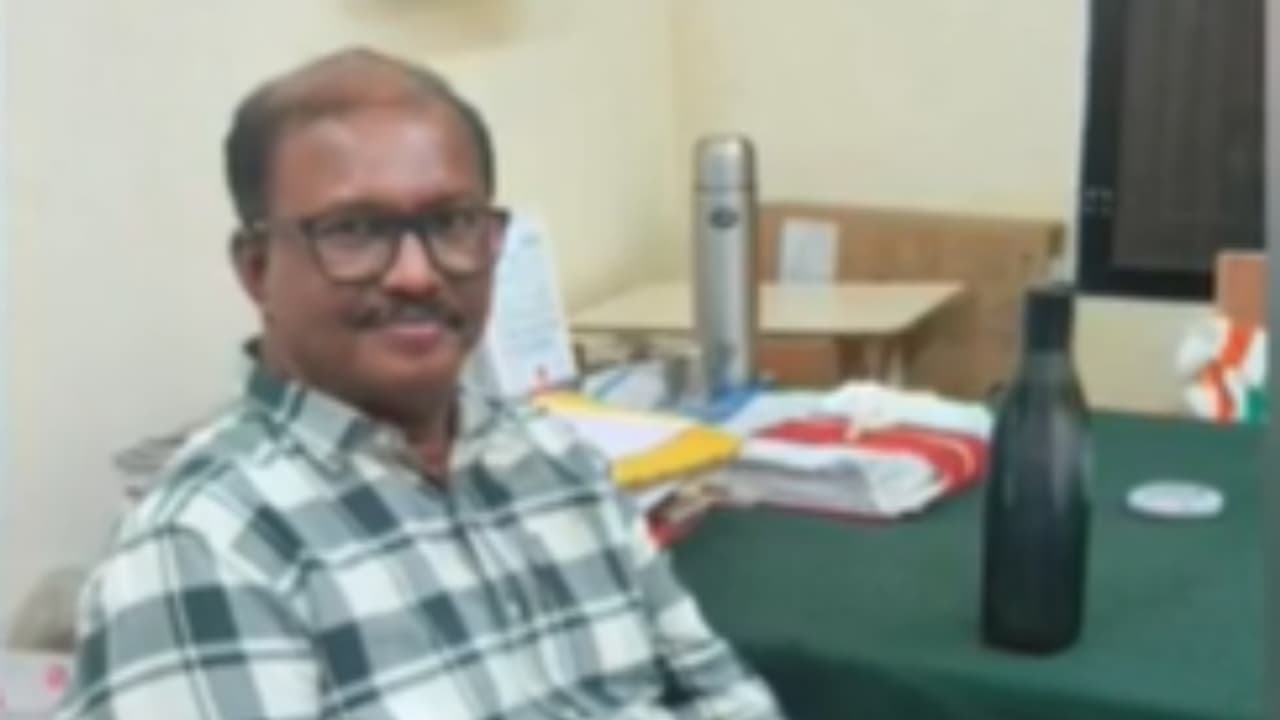 കൈക്കൂലി കേസിൽ അറസ്റ്റിലായ എറണാകുളം മുൻ ആര്ടിഒക്കും ഭാര്യക്കും എതിരെ തുണി തട്ടിയെടുത്തെന്ന പുതിയ കേസ് കൈക്കൂലി കേസിൽ അറസ്റ്റിലായ എറണാകുളം മുൻ ആര്ടിഒക്കും ഭാര്യക്കും എതിരെ തുണി തട്ടിയെടുത്തെന്ന പുതിയ കേസ്