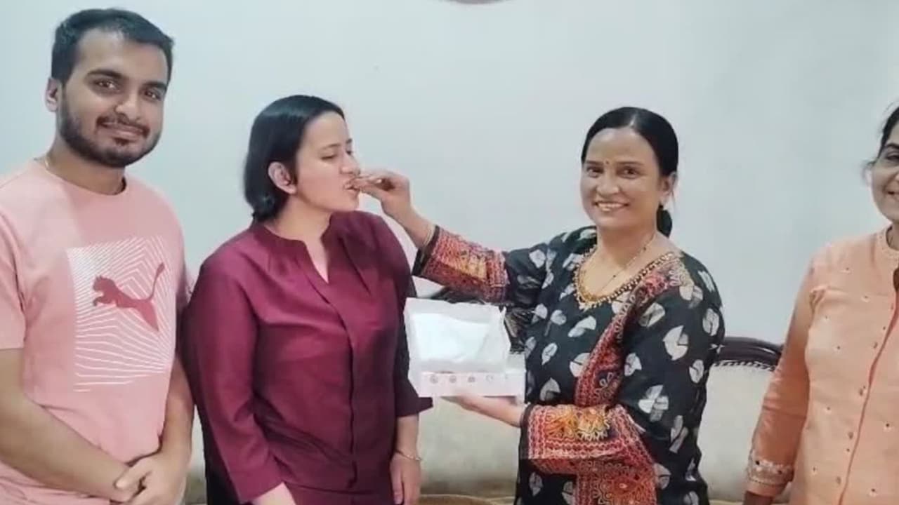 ಇಶಿಕಾ ಸಿಂಗ್: ಆನ್ಲೈನ್ ಕೋಚಿಂಗ್ನಿಂದ ಮೊದಲ ಪ್ರಯತ್ನದಲ್ಲೇ UPSCಯಲ್ಲಿ 206ನೇ ರ್ಯಾಂಕ್ ಪಡೆದು ರಾಜ್ಯದ ಕೀರ್ತಿ! ಇಶಿಕಾ ಸಿಂಗ್: ಆನ್ಲೈನ್ ಕೋಚಿಂಗ್ನಿಂದ ಮೊದಲ ಪ್ರಯತ್ನದಲ್ಲೇ UPSCಯಲ್ಲಿ 206ನೇ ರ್ಯಾಂಕ್ ಪಡೆದು ರಾಜ್ಯದ ಕೀರ್ತಿ!