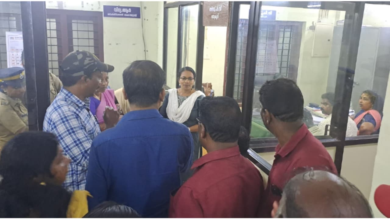 1000 രൂപയ്ക്ക് താഴെയുള്ള ബില്ലുകളും തടഞ്ഞു, കോട്ടുകാൽ പഞ്ചായത്ത് സെക്രട്ടറിയെ രാത്രിയിലും ഉപരോധിച്ച് ഭരണ സമിതി 1000 രൂപയ്ക്ക് താഴെയുള്ള ബില്ലുകളും തടഞ്ഞു, കോട്ടുകാൽ പഞ്ചായത്ത് സെക്രട്ടറിയെ രാത്രിയിലും ഉപരോധിച്ച് ഭരണ സമിതി