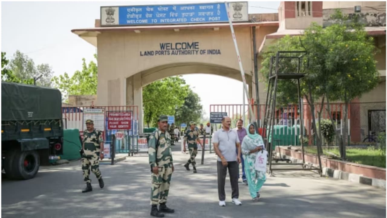 സമയം അവസാനിച്ചു, പാക്ക് നയതന്ത്ര ഉദ്യോഗസ്ഥരും സൈനിക ഉദ്യോഗസ്ഥരും മടങ്ങി സമയം അവസാനിച്ചു, പാക്ക് നയതന്ത്ര ഉദ്യോഗസ്ഥരും സൈനിക ഉദ്യോഗസ്ഥരും മടങ്ങി