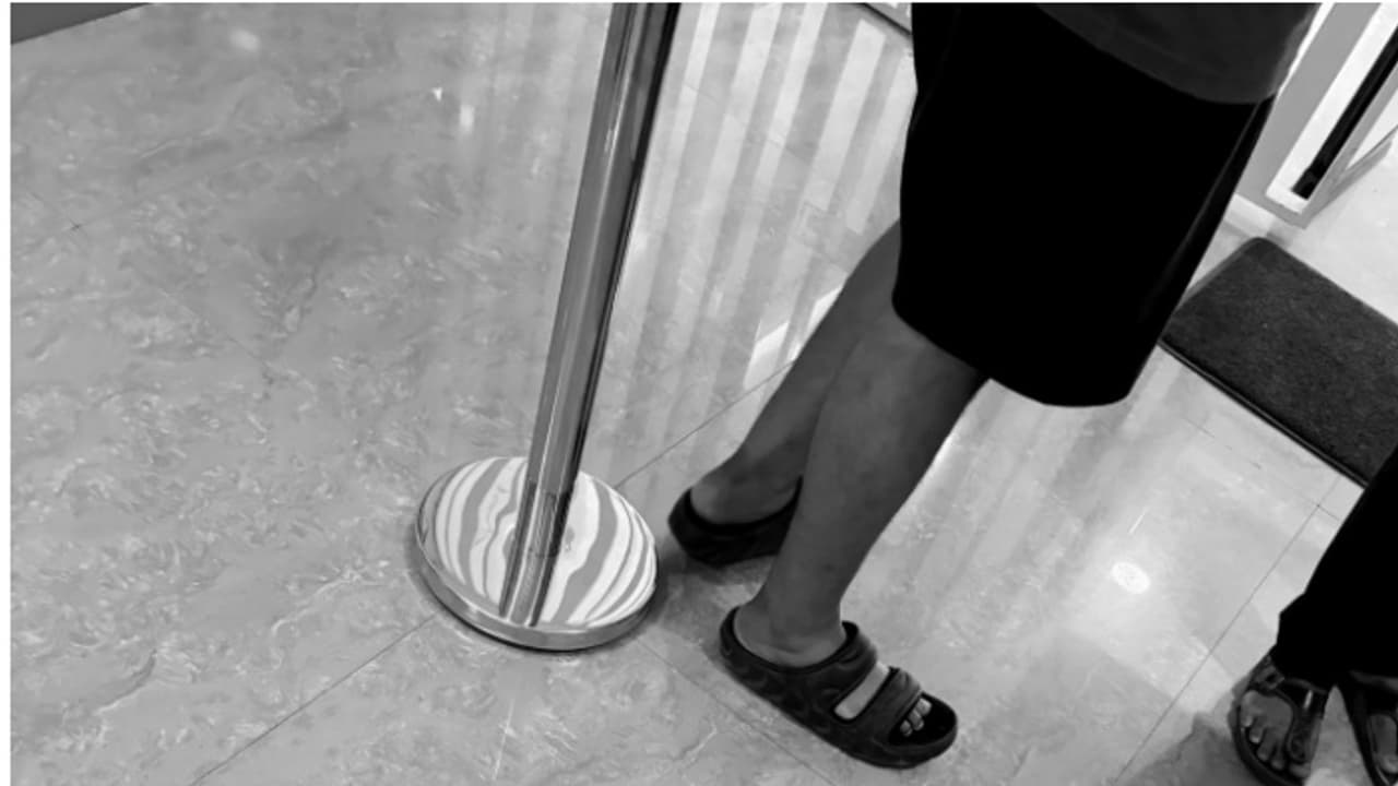 ഷോർട്ട്സ് ധരിച്ചെത്തിയ യുവാവിനെ പാസ്പോർട്ട് ഓഫീസിൽ തടഞ്ഞു; സ്ത്രീകളും പ്രായമായവരും അസ്വസ്ഥരാവുമെന്ന് വാദം ഷോർട്ട്സ് ധരിച്ചെത്തിയ യുവാവിനെ പാസ്പോർട്ട് ഓഫീസിൽ തടഞ്ഞു; സ്ത്രീകളും പ്രായമായവരും അസ്വസ്ഥരാവുമെന്ന് വാദം