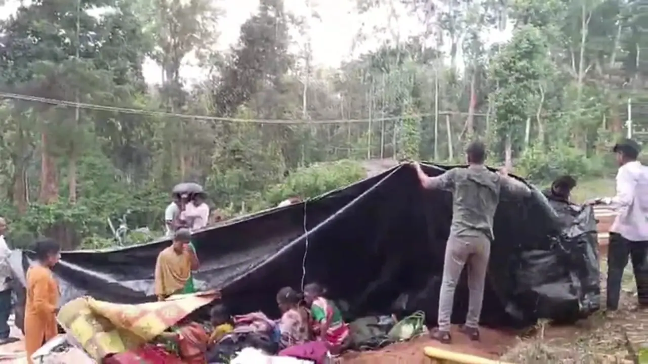 Kodagu: ನಿವೇಶನಕ್ಕಾಗಿ ಸರ್ಕಾರಿ ಜಾಗದಲ್ಲಿ ಕುಳಿತ ಪ್ರತಿಭಟನಾಕಾರರ ಗುಡಿಸಲು ತೆರವು Kodagu: ನಿವೇಶನಕ್ಕಾಗಿ ಸರ್ಕಾರಿ ಜಾಗದಲ್ಲಿ ಕುಳಿತ ಪ್ರತಿಭಟನಾಕಾರರ ಗುಡಿಸಲು ತೆರವು