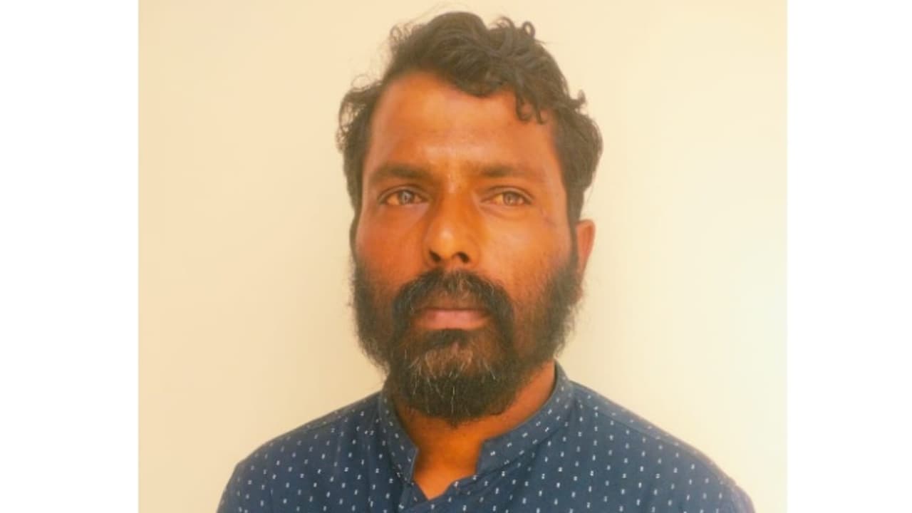 രാത്രി സ്വന്തം സഹോദരനെ ചുറ്റിക കൊണ്ട് തലക്കടിച്ചും നെഞ്ചിൽ ചവിട്ടിയും കൊന്ന കേസിൽ യുവാവ് ശിക്ഷ വിധിച്ചു രാത്രി സ്വന്തം സഹോദരനെ ചുറ്റിക കൊണ്ട് തലക്കടിച്ചും നെഞ്ചിൽ ചവിട്ടിയും കൊന്ന കേസിൽ യുവാവ് ശിക്ഷ വിധിച്ചു