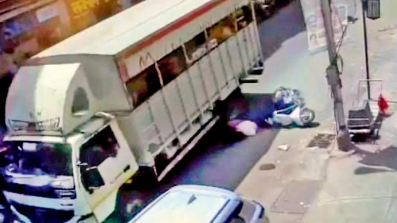 ഇടതുവശത്തുകൂടി ലോറിയെ ഓവർടേക്ക് ചെയ്യവെ പെട്ടെന്ന് ബ്രേക്കിട്ടു; ടയറിനടിയിൽപ്പെട്ട് 18കാരിക്ക് ദാരുണാന്ത്യം ഇടതുവശത്തുകൂടി ലോറിയെ ഓവർടേക്ക് ചെയ്യവെ പെട്ടെന്ന് ബ്രേക്കിട്ടു; ടയറിനടിയിൽപ്പെട്ട് 18കാരിക്ക് ദാരുണാന്ത്യം