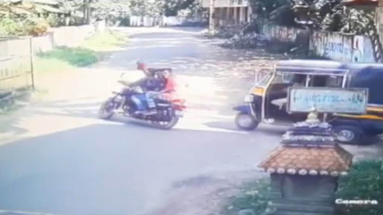 കേരളത്തെ ഞെട്ടിച്ച ക്രൂരത, വെട്ടിയെടുത്ത കാൽ റോഡിലെറിഞ്ഞു; സുധീഷ് വധക്കേസിലെ 11 പ്രതികള്ക്ക് ജീവപര്യന്ത്യം കേരളത്തെ ഞെട്ടിച്ച ക്രൂരത, വെട്ടിയെടുത്ത കാൽ റോഡിലെറിഞ്ഞു; സുധീഷ് വധക്കേസിലെ 11 പ്രതികള്ക്ക് ജീവപര്യന്ത്യം