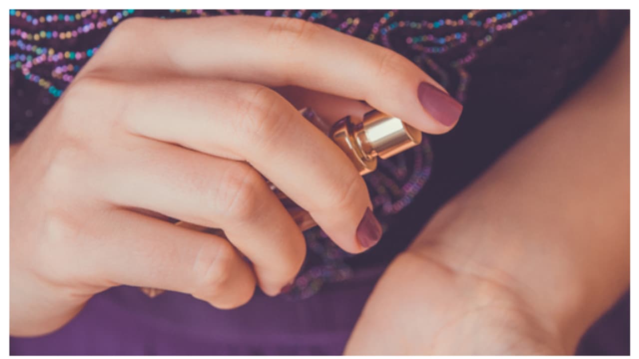 വസ്ത്രങ്ങളിൽ നിന്നും പെർഫ്യൂമിന്റെ കറ മാറുന്നില്ലേ? എങ്കിൽ ഇതാണ് പ്രശ്നം വസ്ത്രങ്ങളിൽ നിന്നും പെർഫ്യൂമിന്റെ കറ മാറുന്നില്ലേ? എങ്കിൽ ഇതാണ് പ്രശ്നം