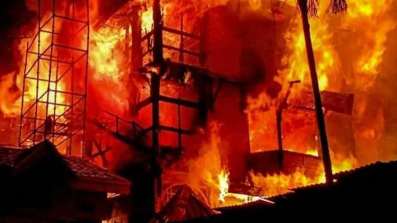 പ്രമുഖ ഹോട്ടലിലെ അനധികൃത ഡാൻസ് ബാറിൽ തീ, 14 പേർ മരിച്ചു, ഉടമയും മാനേജറും അറസ്റ്റിൽ പ്രമുഖ ഹോട്ടലിലെ അനധികൃത ഡാൻസ് ബാറിൽ തീ, 14 പേർ മരിച്ചു, ഉടമയും മാനേജറും അറസ്റ്റിൽ