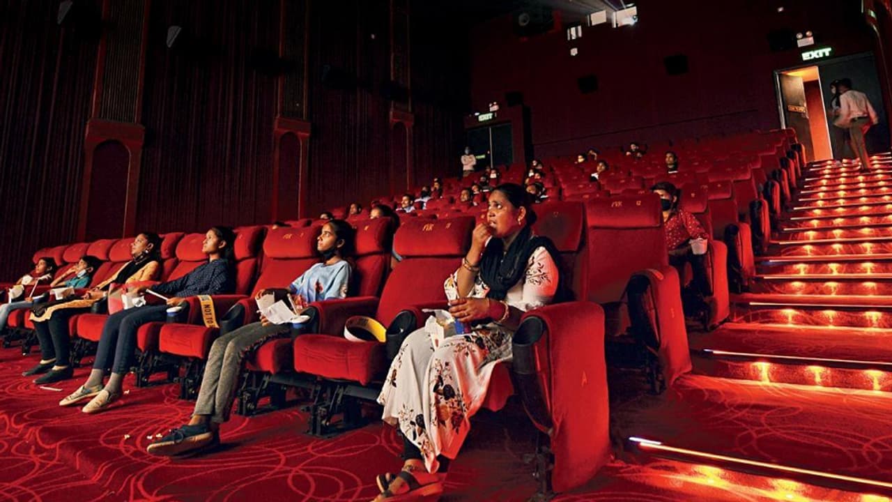 ಪ್ರೇಕ್ಷಕನ 'ಮಾಯಾಜಾಲ': ಸಿನಿಮಾ ಜಗತ್ತಿಗೆ ಬದಲಾವಣೆಯ ಬೆನ್ನಟ್ಟಿದ ಪಾಠ! ಪ್ರೇಕ್ಷಕನ 'ಮಾಯಾಜಾಲ': ಸಿನಿಮಾ ಜಗತ್ತಿಗೆ ಬದಲಾವಣೆಯ ಬೆನ್ನಟ್ಟಿದ ಪಾಠ!