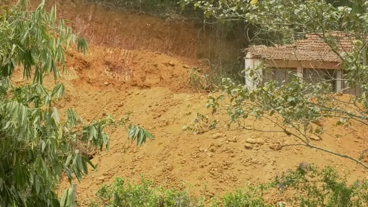 ವಿರಾಜಪೇಟೆಯ ನೆಹರು ನಗರದ ಬೃಹತ್ ಬೆಟ್ಟ ಕೊರೆತ: ಭೂಕುಸಿತಕ್ಕೆ ಆಹ್ವಾನ