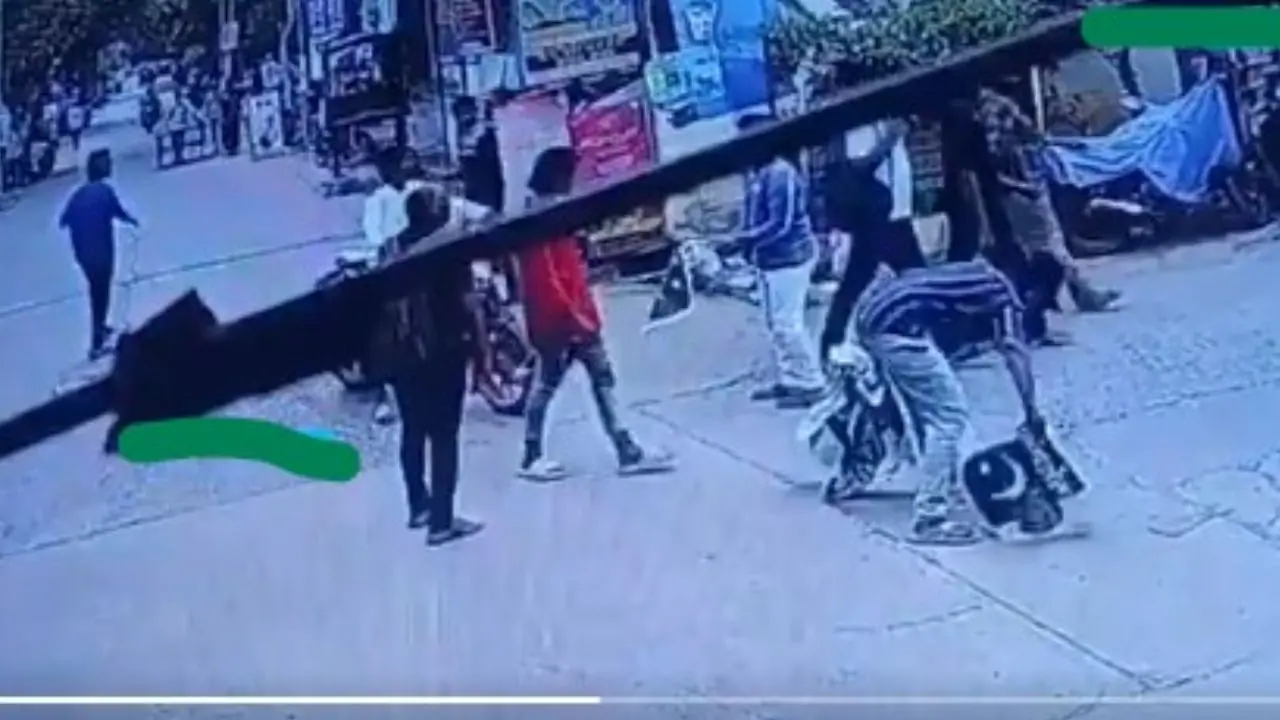 Nandyala: నంద్యాలలో పాకిస్తాన్ మద్దతుదారుల హల్చల్ Nandyala: నంద్యాలలో పాకిస్తాన్ మద్దతుదారుల హల్చల్