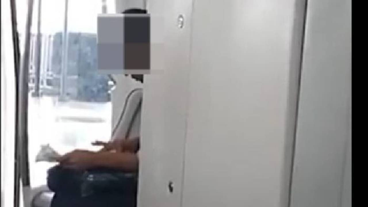 മെട്രോയിൽ ഭക്ഷണം കഴിച്ചു, യാത്രക്കാരിക്ക് പിഴ 500 രൂപ; വിമർശനവുമായി സോഷ്യൽ മീഡിയ മെട്രോയിൽ ഭക്ഷണം കഴിച്ചു, യാത്രക്കാരിക്ക് പിഴ 500 രൂപ; വിമർശനവുമായി സോഷ്യൽ മീഡിയ