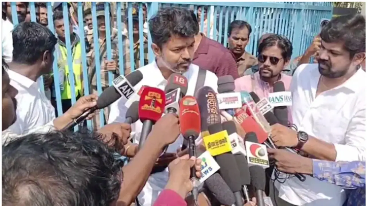 'നിങ്ങൾ അങ്ങനെയൊക്കെ ചെയ്യുന്നത് കാണുന്നത് ഭയപ്പെടുത്തുന്നു'; ജയനായകൻ ഷൂട്ടിന് മുമ്പ് അഭ്യർത്ഥനയുമായി വിജയ് 'നിങ്ങൾ അങ്ങനെയൊക്കെ ചെയ്യുന്നത് കാണുന്നത് ഭയപ്പെടുത്തുന്നു'; ജയനായകൻ ഷൂട്ടിന് മുമ്പ് അഭ്യർത്ഥനയുമായി വിജയ്