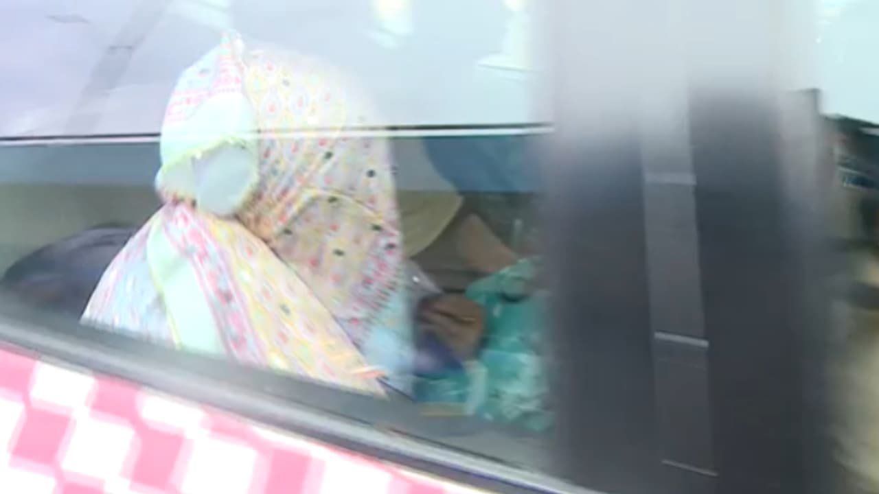 വൈറ്റിലയിലെ ഫോര്സ്റ്റാര് ഹോട്ടലിൽ പൊലീസ് വന്നത് ലഹരി ഇടപാട് തേടി, പിടിയിലായത് 11 യുവതികളടക്കം അനാശാസ്യസംഘം വൈറ്റിലയിലെ ഫോര്സ്റ്റാര് ഹോട്ടലിൽ പൊലീസ് വന്നത് ലഹരി ഇടപാട് തേടി, പിടിയിലായത് 11 യുവതികളടക്കം അനാശാസ്യസംഘം